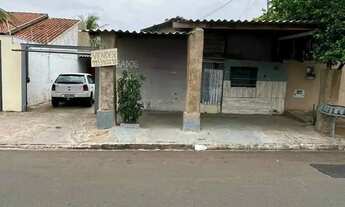 Imagem: Terreno com uma casa e uma edícula nos