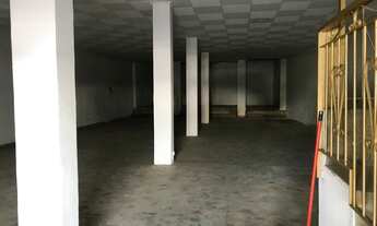 Imagem 2: Salão com 601 m de área construída, térreo e mais dois andares na Avenida Barão de Itapura