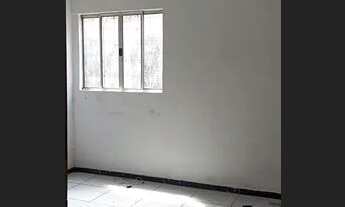 Imagem 6: Quitinete ampla e bem localizada Ônibus na porta!