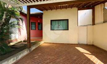 Imagem: Casa à venda com 3 quartos, sendo 1 suíte