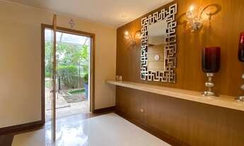 Imagem 5: Casa com espaços generosos em condomínio com muito espaço e verde no jardim marajoara