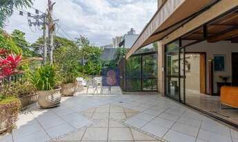 Imagem: Casa com piscina coberta