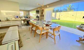 Imagem 2: Casa de alto padrão para venda com excelente localização. Condomínio fechado em Lauro de F