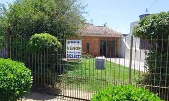 Imagem 3: Casa em Porto Alegre, no bairro Vila Nova, com 2 dormitório(s), e 2 banheiros, à