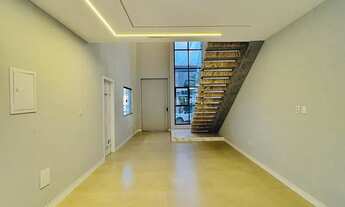 Imagem 4: Condomínio Jardins do Lago casa duplex recém construída, e um lote para construir