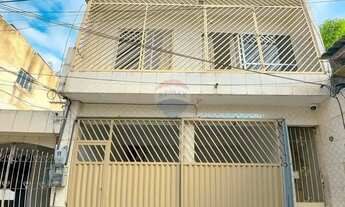 Imagem: CASA DE TRÊS PAVIMENTOS À VENDA NO BAIRRO