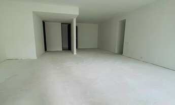 Imagem 2: Apartamento para venda. Possui 166 m2 com 4 quartos, sendo 1 suíte. Condomínio com piscina