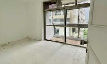 Imagem 7: Apartamento para venda. Possui 166 m2 com 4 quartos, sendo 1 suíte. Condomínio com piscina