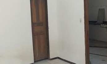 Imagem 7: Quitinete ampla e bem localizada Ônibus na porta!