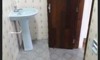 Imagem 4: Kitnet /Salão de fundos com entrada independente , lugar tranquilo e familiar .Bairro Sant