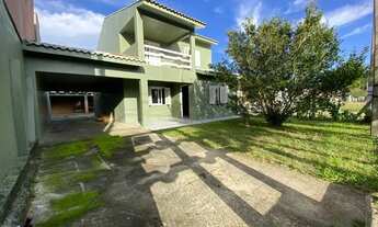 Imagem: Casa de dois pisos em Tramandaí, com 3