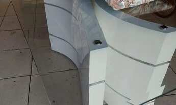 Imagem 3: Mesa de vidro nova com 6 cadeiras uma está com os pés solto mais tá em perfeito estado