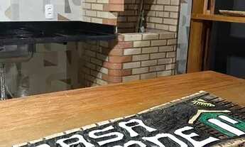 Imagem: Casa verde, amarela, vermelha e azul disponível