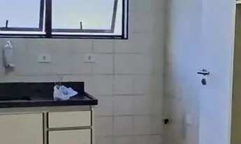 Imagem 5: Apartamento de dois dormitórios e dois banheiros com elevador e vaga demarcada em Santos