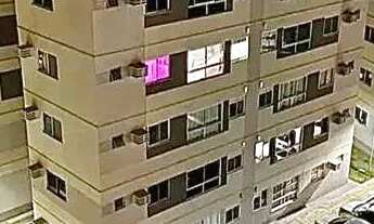 Imagem 2: Apartamento reformado com armários na cozinha, Lustres e luminárias LED