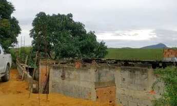 Imagem: Terreno com começo de construção