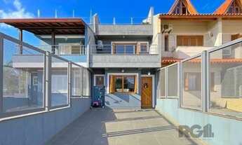 Imagem 2: Casa em Porto Alegre, no bairro Guarujá, com 3 dormitório(s), e 3 banheiros, à v