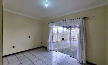 Imagem 3: Geminado com 2 quartos, sala de estar e jantar, 1 banheiro social e área de serviço no bai