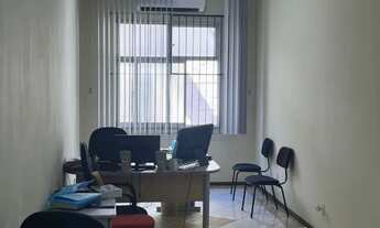 Imagem 5: Ilha do Govertnador. Sala Comercial com banheiro. Com mesas e cadeiras. Pronta para uso