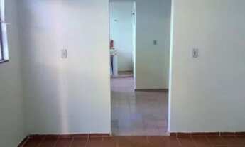 Imagem 2: Casa com quintal e vaga de garagem coberta