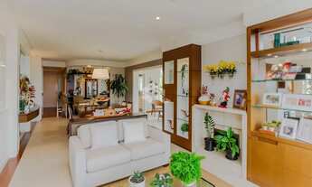 Imagem 4: Apartamento situado em localização fantástica no Bairro Menino Deus, com 231 metros quadra