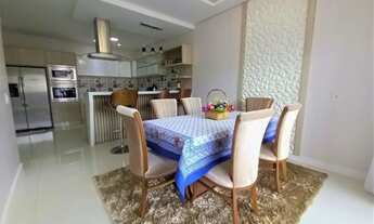 Imagem: Casa com área de festas, piscina e uma