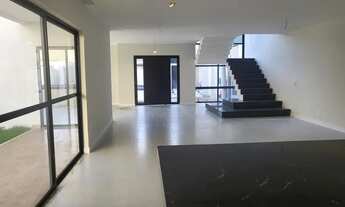 Imagem 3: Casa de condomínio para venda possui 450 metros quadrados com 5 quartos