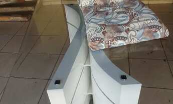 Imagem 2: Mesa de vidro nova com 6 cadeiras uma está com os pés solto mais tá em perfeito estado