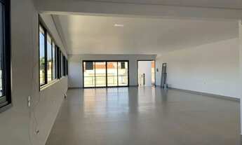 Imagem 2: Sala moderna e bem iluminada para locação em ótima localização