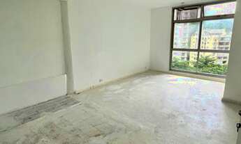 Imagem 6: Apartamento para venda. Possui 166 m2 com 4 quartos, sendo 1 suíte. Condomínio com piscina