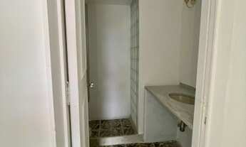 Imagem 5: Apartamento para venda. Possui 166 m2 com 4 quartos, sendo 1 suíte. Condomínio com piscina