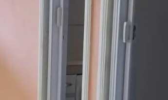 Imagem 4: Casa 2/4, sala, cozinha e banheiro