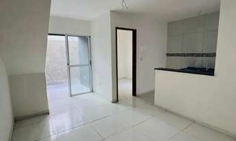 Imagem 3: Apartamento com 2 quartos, varanda, rua calçada, a poucos metros da avenida e da praia, po