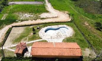 Imagem: SD. Construção com varanda, em terreno