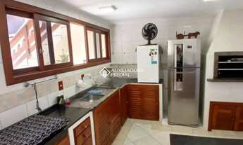 Imagem 3: Auxiliadora Predial aluga, linda casa com 3 quartos, a 200m da Praia do Campeche