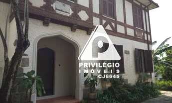 Imagem: Casa Duplex estilo Normando, 9 quartos e