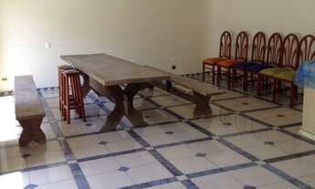 Imagem 2: Casa para aluguel e venda possui 780 metros quadrados com prédio de 3 andares nos fundos