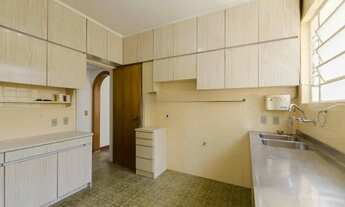 Imagem 7: Excelente residência térrea com 272m² de área privativa, com 4 domritórios e 6 vagas de ga