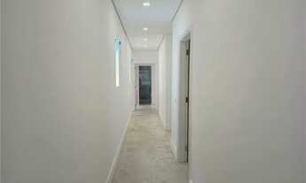 Imagem 6: Belíssima Casa Térrea Reformada Frente Praça em Condomínio com 4 Dormitórios"