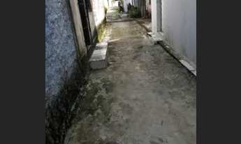 Imagem 2: Vendo terreno murado com alvenaria para três cômodos e pequena construção na frente