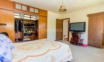 Imagem 4: Casa Residencial com 4 dormitórios, sendo 2 suítes, e 4 vagas de garagem no bairro Tristez