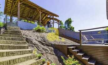 Imagem 6: Casa com piscina e área de festas