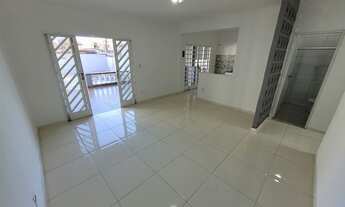 Imagem 2: Casa com 2 quartos, e garagem para até 6 carros na Avenida Principal