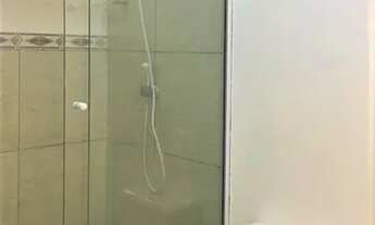 Imagem 4: Apartamento 2 dormitórios com churrasqueira, cozinha e banheiro com armários