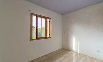 Imagem 6: Casa com 3 dormitórios, sala, cozinha e banheiro, tem área de serviço com patio na frente