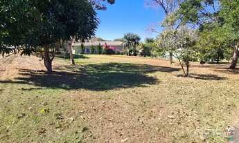 Imagem 5: Aldeia do Vale Terreno de fundo de vale com vista para o lago em Goiânia