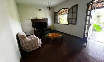 Imagem 2: Casa com terreno amplo de 1.050 metros quadrados, localizada a apenas 800 metros da Lagoa