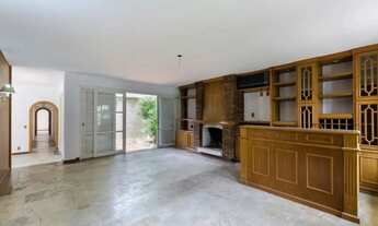 Imagem 4: Excelente residência térrea com 272m² de área privativa, com 4 domritórios e 6 vagas de ga