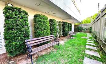 Imagem 4: Apartamento 2 dormitórios semimobiliado com box duplo e Infra no Menino Deus