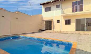 Imagem: LINDO SOBRADO COM 02 DORMITÓRIOS E PISCINA